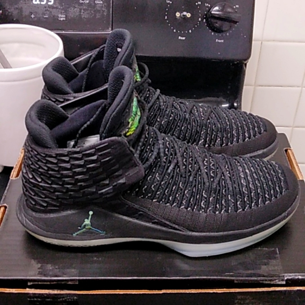 Air Jordan 32's (BLACK CATS) size 9.5